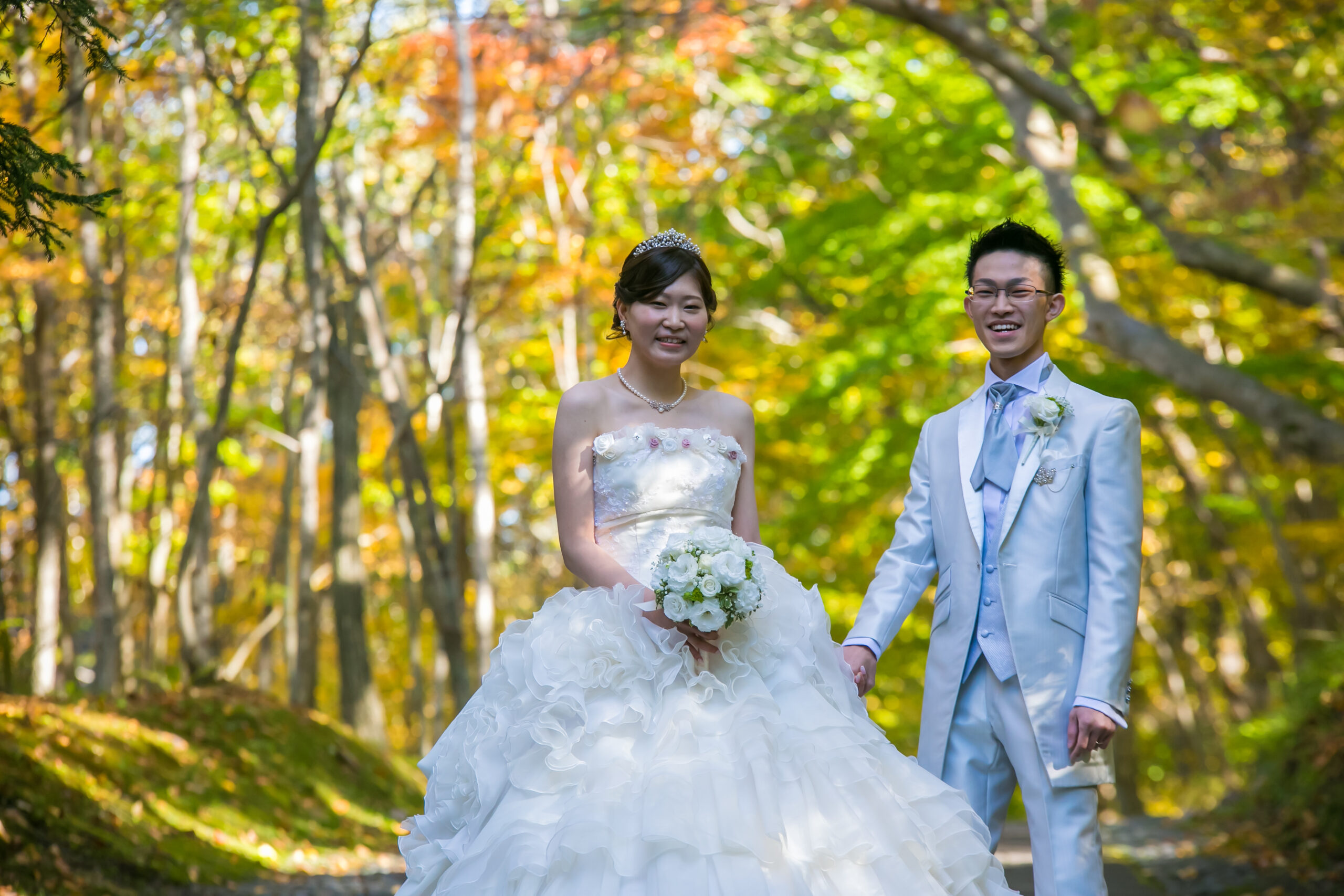 自然の中で並んで微笑む新郎新婦