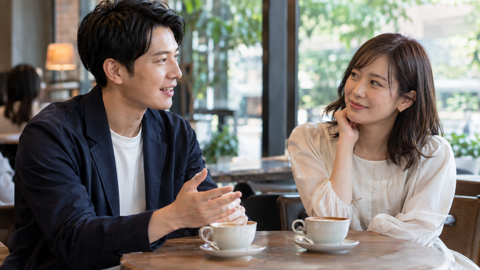 カフェで相手の魅力を言葉にして伝える男性と笑顔で聞く女性